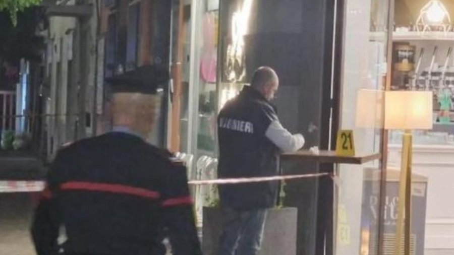 Po darkonin në një lokal në Napoli, plumbat plagosin një familje, mes tyre dhe një 10-vjeçare