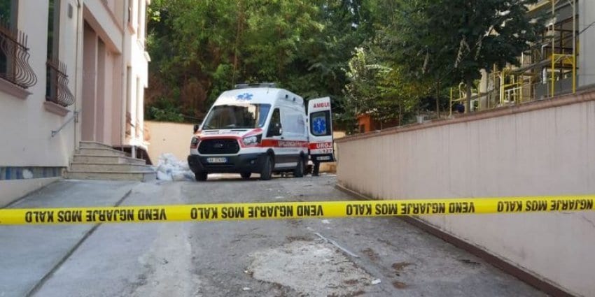 Bie aksidentalisht nga kati i katërt, humb jetën 21-vjeçarja në Durrës