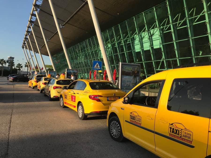 Autoriteti i Konkurrencës vendos lejimin e ofrimit të shërbimit taksi nga kompanitë në aeroportin e Rinasit