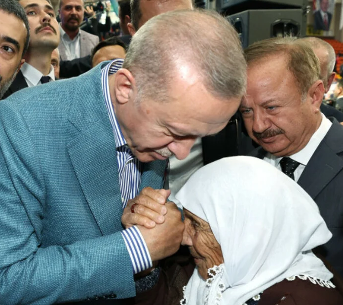 Presidenti Erdogan pritet me entuziazëm nga qytetarët në Mamak