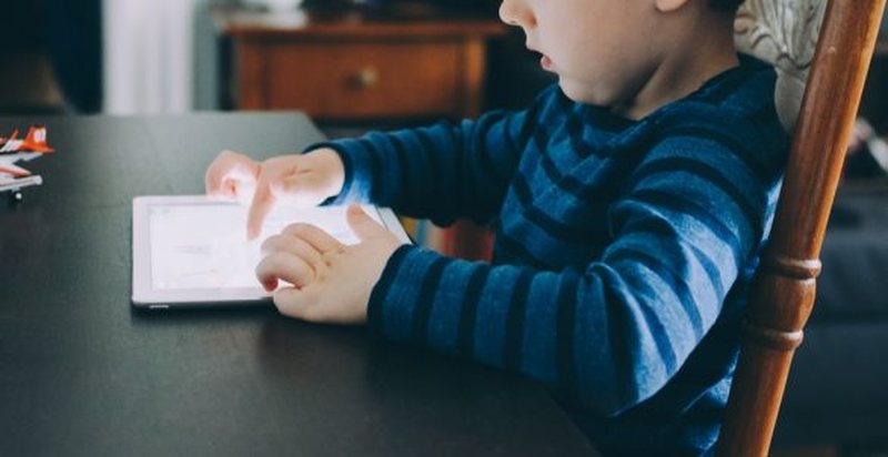 Përdorimi i celularit gjatë ushqyerjes së fëmijës, mjekja e njohur ngre shqetësimin: Një nga të këqijat më të mëdha