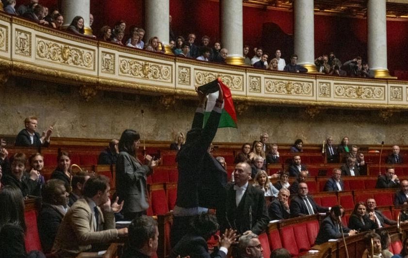 Deputeti francez pezullohet pasi valëviti flamurin palestinez