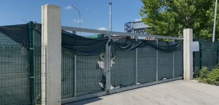 Prej 5 muajsh pa rroga, punonjësit bllokojnë dyert e inceneratorit të Fierit: S’do të lejojmë hyrjen e makinave me mbetje