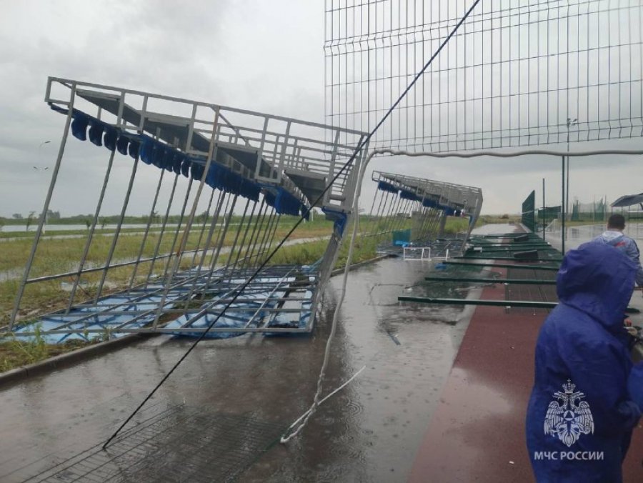 Rrëzohet tribuna gjatë një ndeshjeje futbolli për fëmijë, 1 vdekur dhe 26 të plagosur