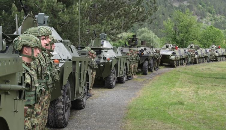 Tensionet në Veri të Kosovës, ministri serb i Mbrojtjes arrin në garnizonin e Rashkës