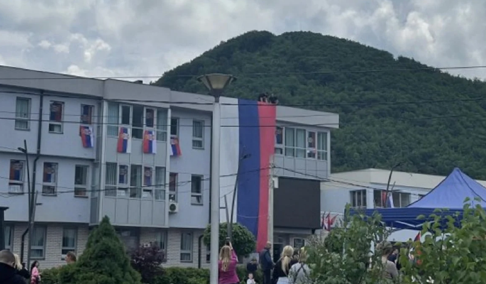 Serbët vendosin flamurin gjigant edhe në Zubin Potok