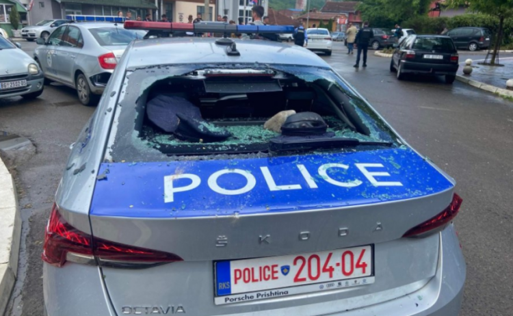 Sërish tensione në Veri të Kosovës, sulmohet makina e Policisë në Zveçan