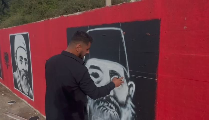 Në prag të 28-29 Nëntorit/ Artisti Bledar Cakalli realizon muralen kuq e zi, të skicuar 40 firmëtarët e Pavarësisë