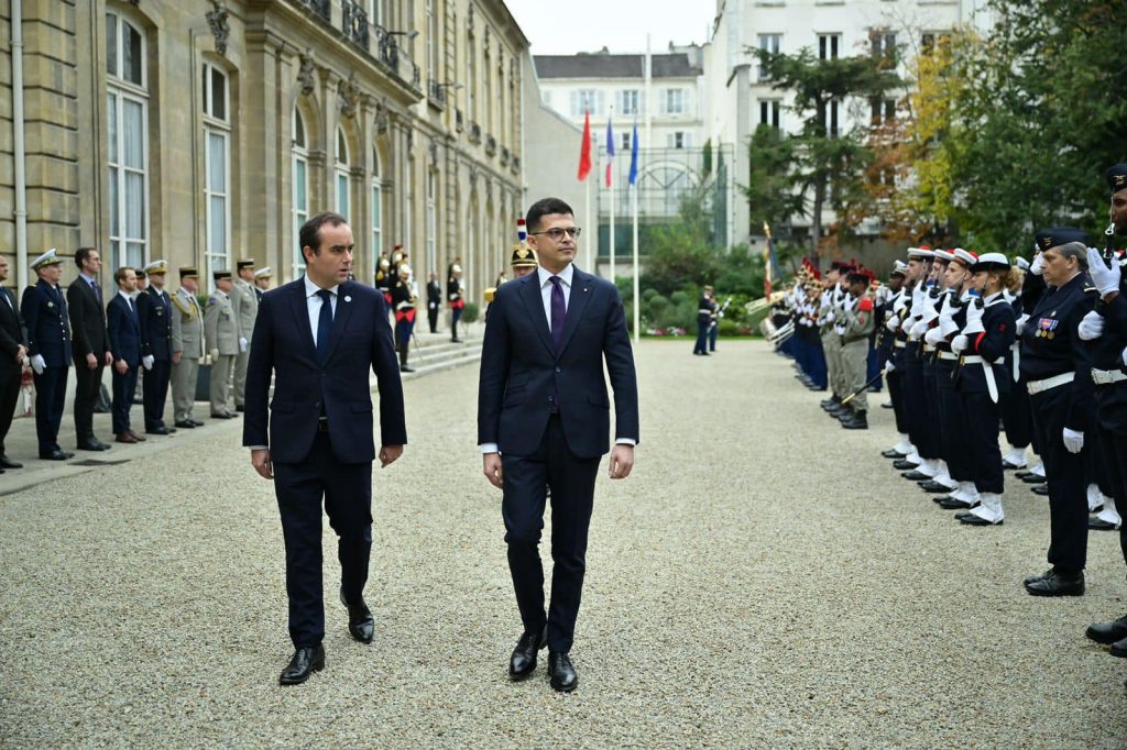 Vengu takon homologun francez, mbështetje industrisë ushtarake