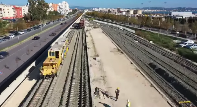 Makineria moderne, hov të ri punimeve për hekurudhën Tiranë-Durrës-Rinas