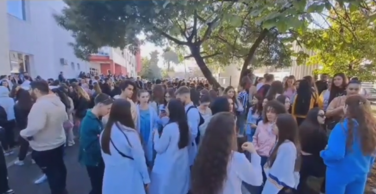 Studentët e Mjekësisë vazhdojnë bojkotin, protestojnë para fakultetit