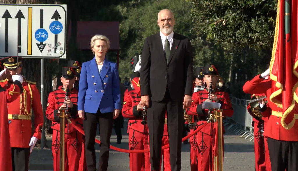 Von der Leyen nis vizitën në Tiranë, pritet me ceremoni zyrtare nga Rama