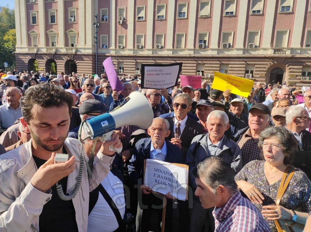 Protestë përpara Kryeministrisë, kërkohet rritja e pensioneve