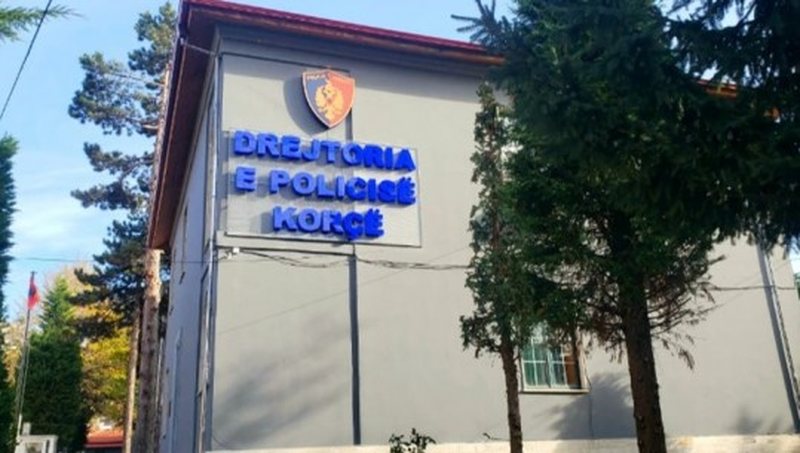 E rëndë në Korçë, babai godet me thikë djalin e mitur