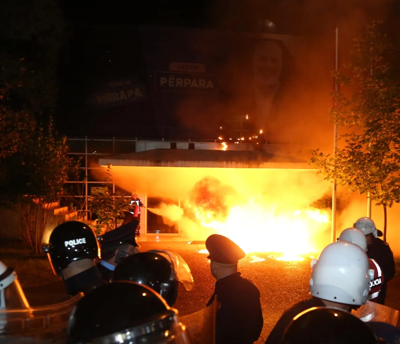 Protesta e opozitës, vihen në pranga dy persona, procedohen 5 të tjerë