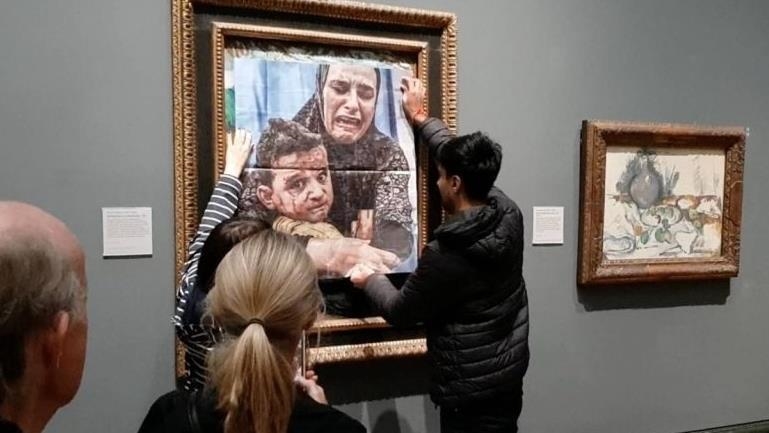 Londër, dy aktivistë zëvendësojnë pikturën “Mëmësia” të Picasso-s me “nënën palestineze”