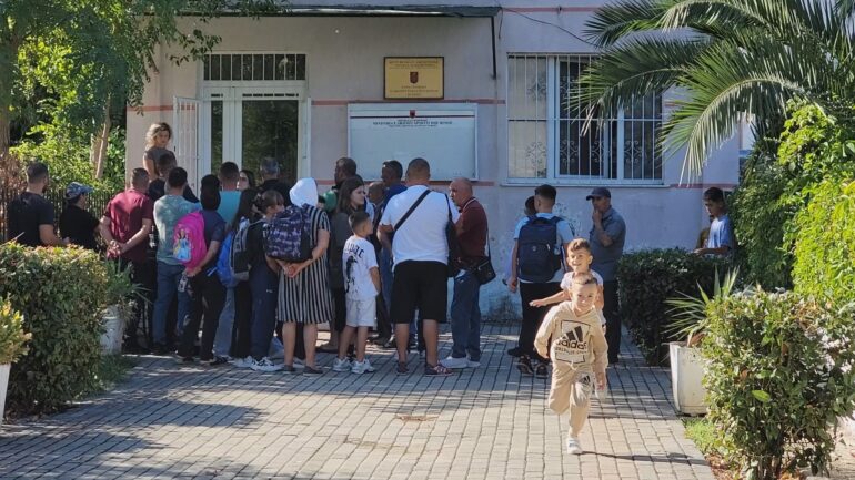 120 nxënës në Durrës nuk kanë nisur ende shkollën, prindërit në protestë: Të mësojnë në shkollën e fshatit