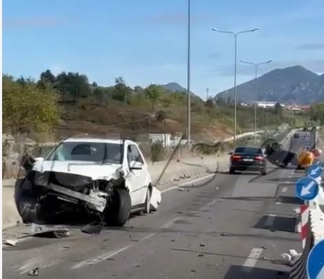 Një makinë e përmbysur e tjetra pranë bordurës. Aksident te Unaza e Madhe në Tiranë, 2 të plagosur