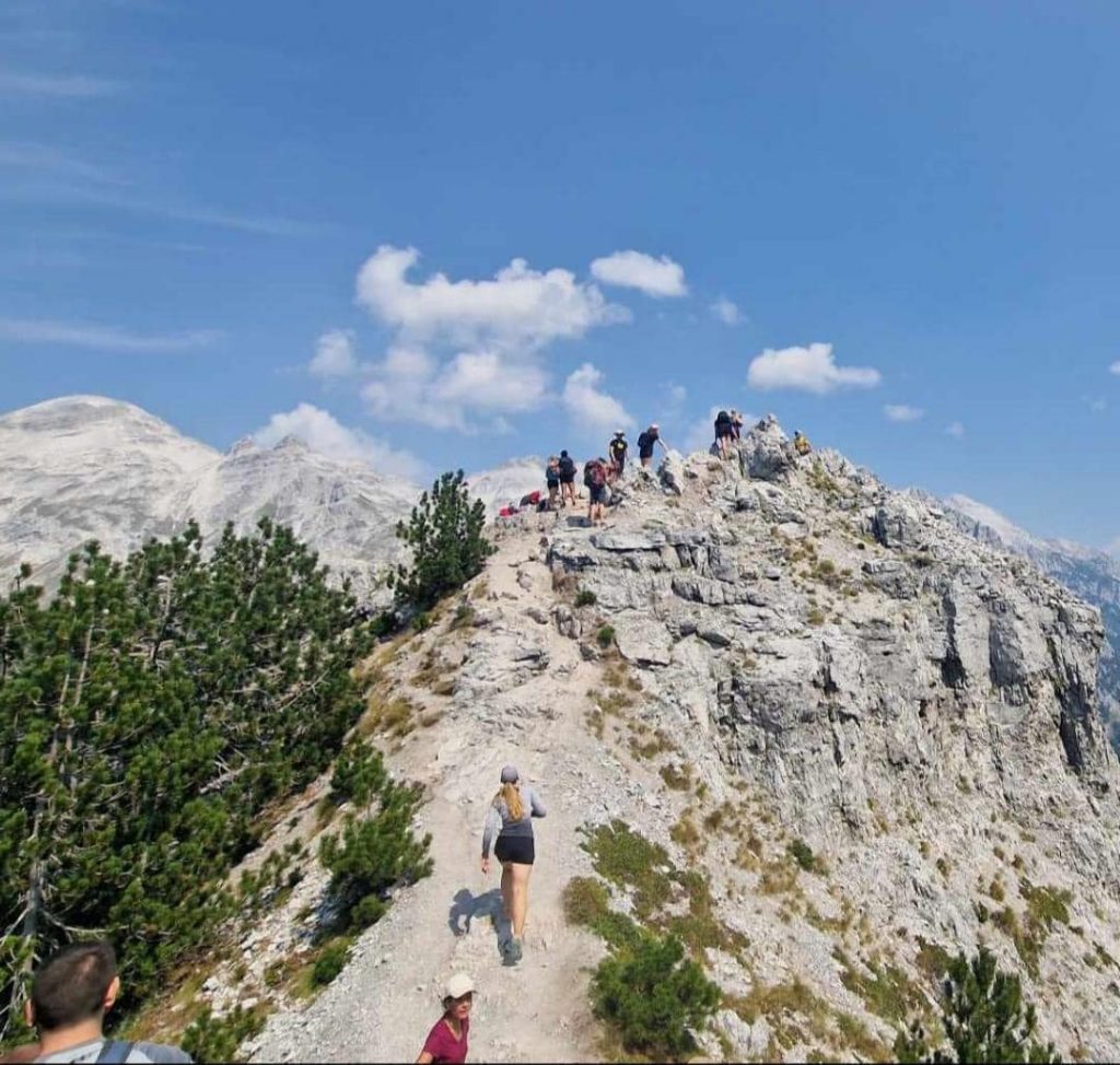 Rama ndan pamje nga Thethi i mbushur me turistë