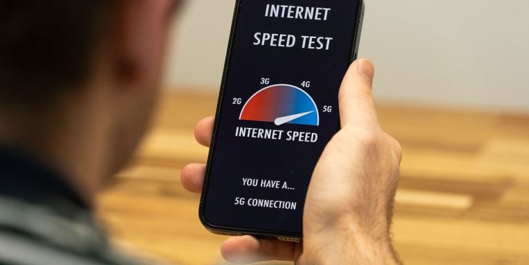 Çfarë përdorim më shumë për të komunikuar? – Internet, apo minuta? 5.4% më pak thirrje dalëse në tremujorin e dytë 2024