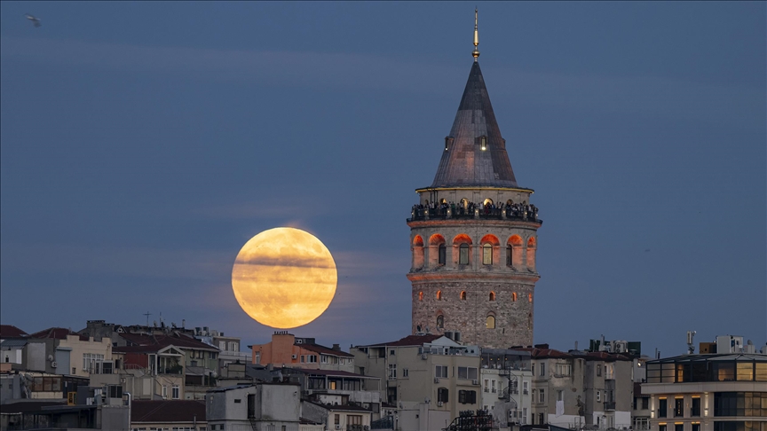 Hëna e plotë mbrëmë zbukuroi qiellin mbi Istanbul