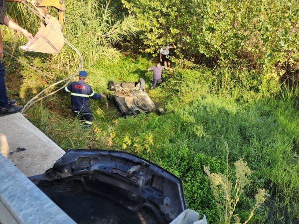 Automjeti del nga rruga dhe bie në kanalin me ujë, vdes shoferja 32-vjeçare
