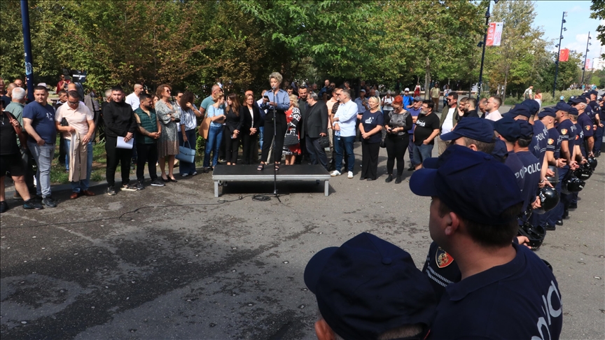 Vazhdojnë protestat para Bashkisë së Tiranës