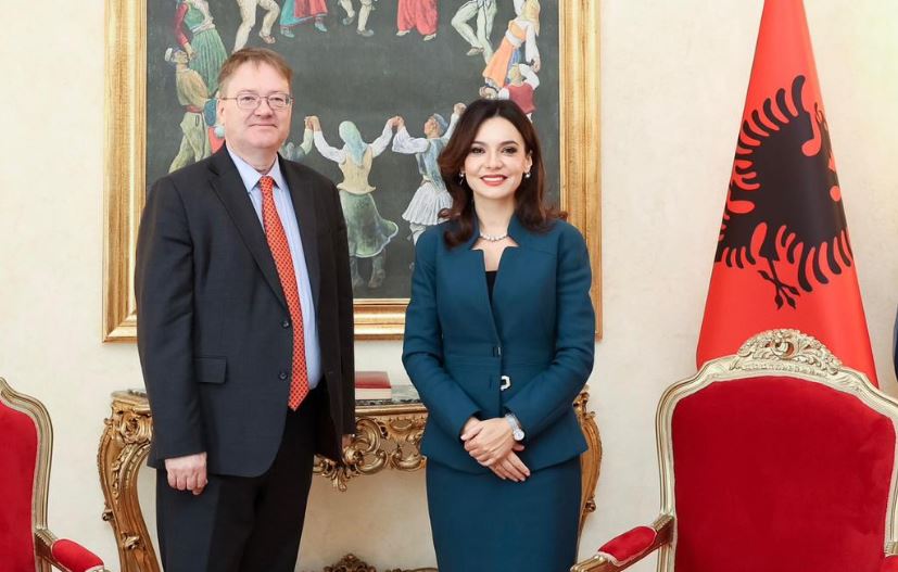 Spiropali pret ambasadorin britanik Nicholas Abbott: Punojmë mbi ndërtimin e një bashkëpunimi për të përballuar sfidat e integrimit europian