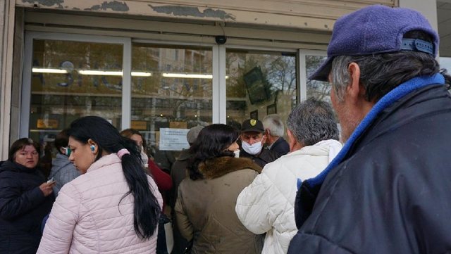 Si ua vështirësojnë jetën shqiptarëve rregullat e reja të bankës së shqipërisë