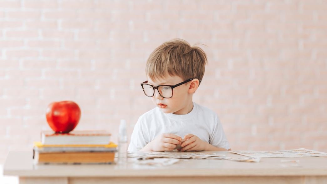 Rritja e miopisë tek fëmijët dhe adoleshentët/ Studimi i ri: Një në tre të mitur kanë nevojë për syze! Rastet priten të kalojnë në 740 milionë të prekur deri në vitin 2050