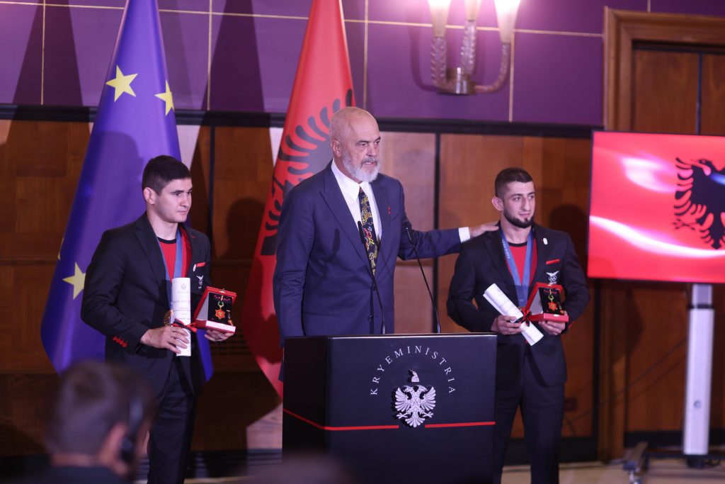 Rama u dorëzon Medaljen e Mirënjohjes dy medalistëve Olimpikë, Chermen Valiev dhe Islam Dudaev