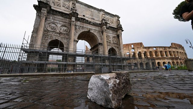 Rrufeja godet harkun e Kostandinit në Romë, dëmtohet struktura e lashtë