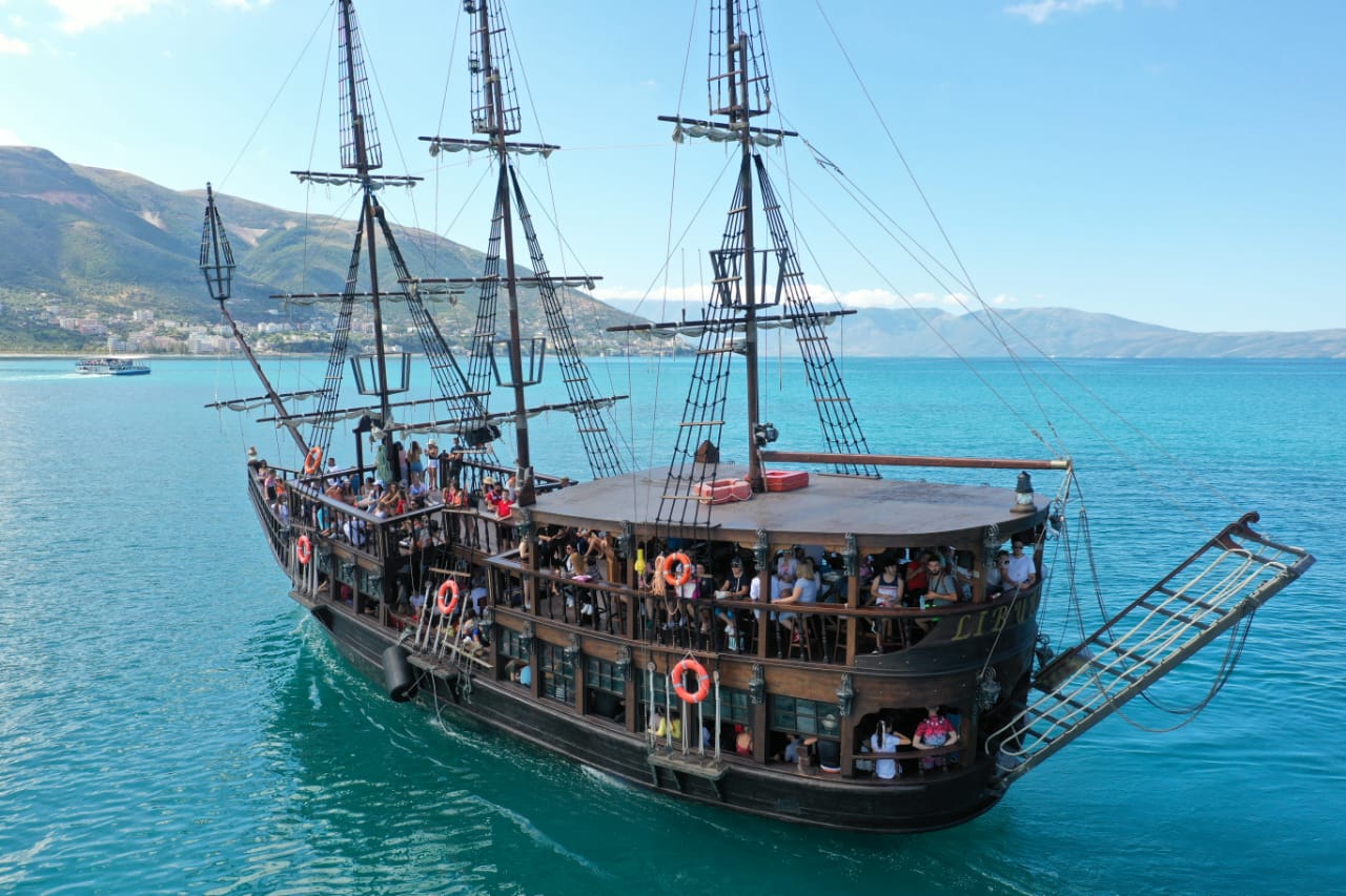 Mbi 54 mijë turistë udhëtuan me anije drejt Sazan-Karaburunit gjatë verës